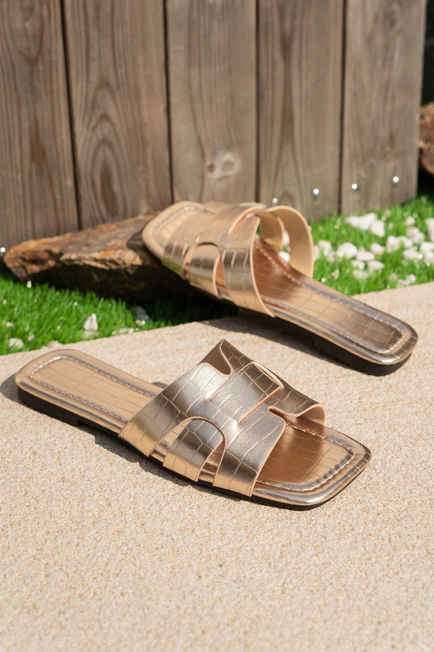 Gold Crocodile Pattern Roman Style Flat Slippers