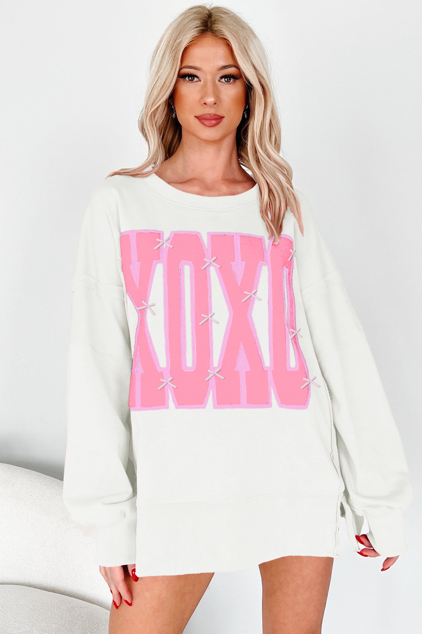 White Bow Sequin XOXO Letter Graphic Exposed Seam Baggy Sweatshirt